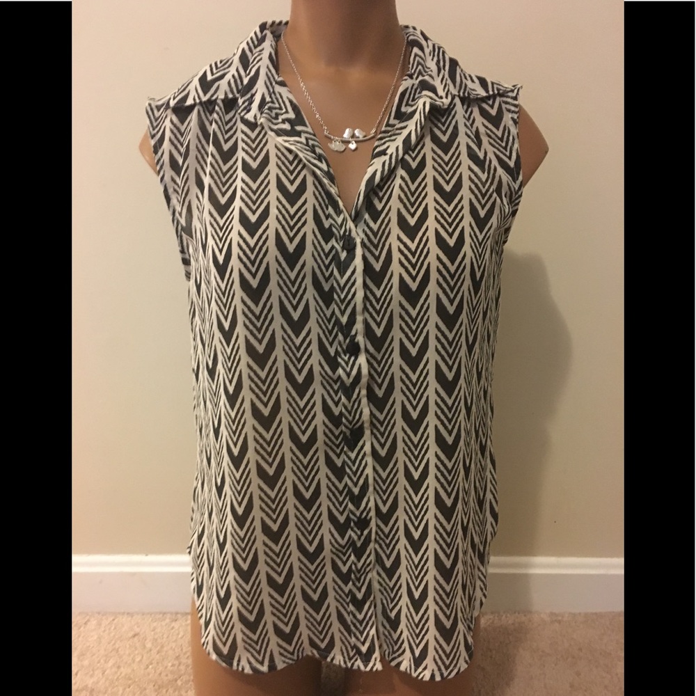 ✨EUC Sheer chevron button down blouse✨